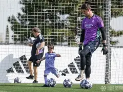 库尔图瓦帅气图片