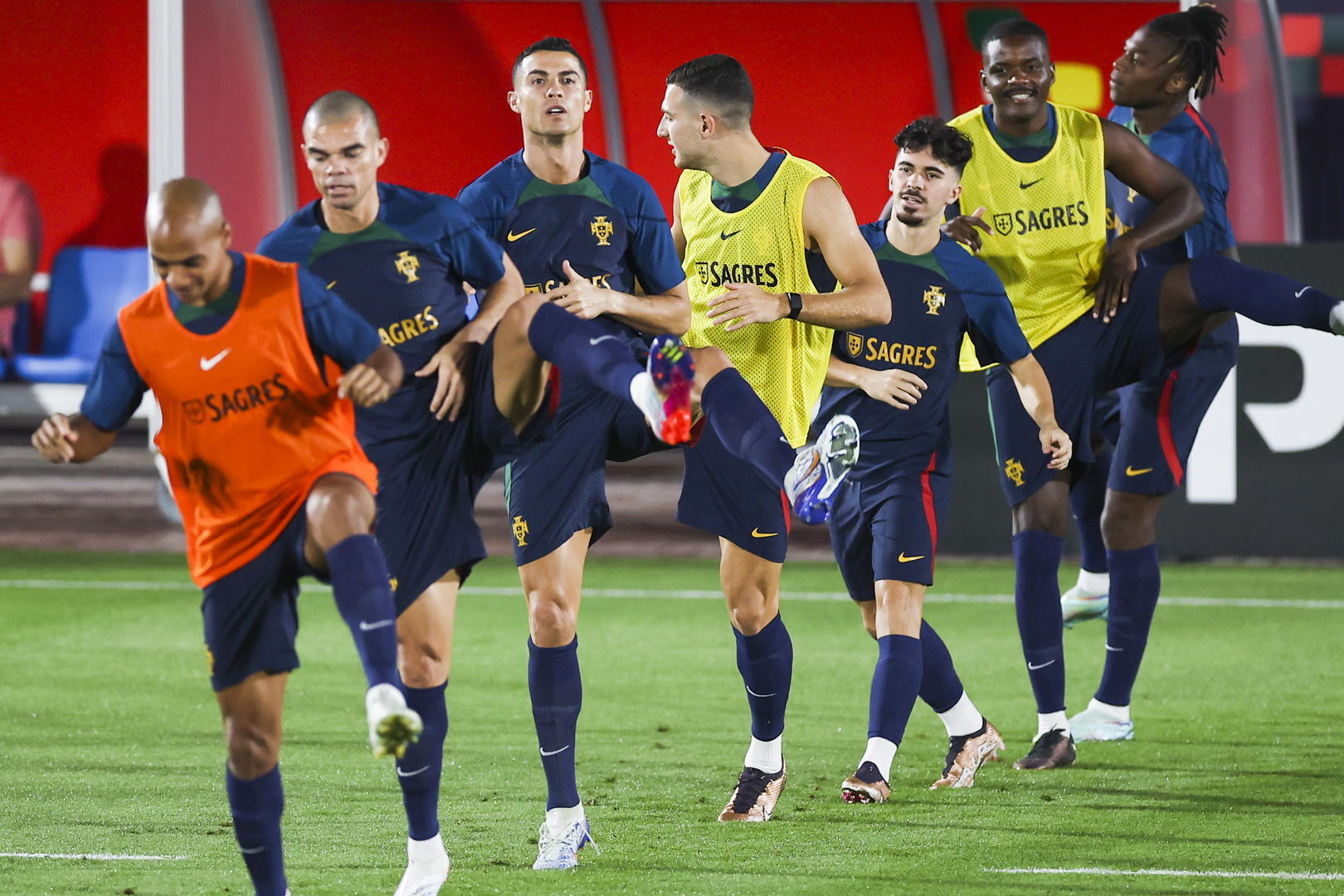 英媒晒巴黎阵中葡萄牙球员合照 英媒晒巴黎阵中葡萄牙球员合照